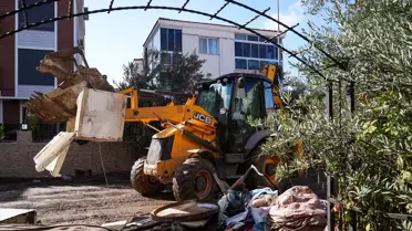 Foça'da Sel Yarası Sarılıyor