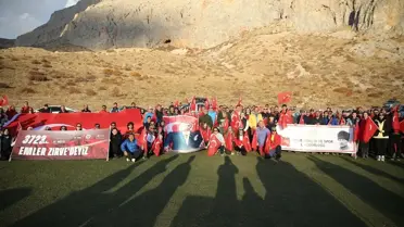 Cumhuriyet'in 102. Yıldönümünde 102 Dağcı Emler Zirvesine Tırmanıyor