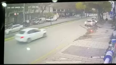 Otomobilin Çarptığı Yaşlı Kadın Kamerada