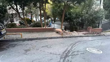 Şişli'de Araç Park Duvarına Çarptı