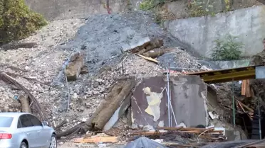 İstanbul'da Sağanak Yağış Yolda Çökmeye Neden Oldu