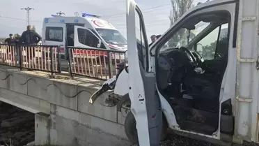 Bursa'da Kamyonet Korkuluğa Çarptı: Sürücü Yaralı