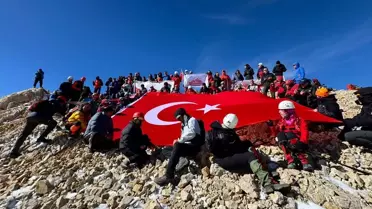 Niğde'de Dağcılar Emler Zirvesi'nde Cumhuriyet Bayramı'nı Kutladı