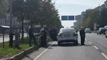 Bursa'da TIR, Kırmızı Işıkta Bekleyen Araca Çarptı