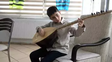 11 Yaşındaki Küçük Müzisyen Bağlamasıyla İlgiyi Üzerine Topluyor