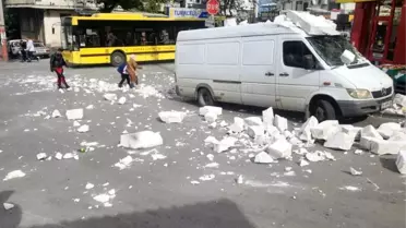 Bursa'da Fırtına Ağaçları Devrip Araçları Zarar Verdi