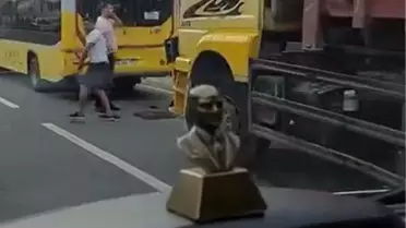 Büyükçekmece'de IETT otobüsüne kamyon çarptı!