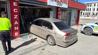 Park Halindeki Araç Eczaneye Girdi