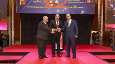 Mehmet Kasım Gülpınar, Yılın En Başarılı Belediye Başkanı Ödülünü Aldı