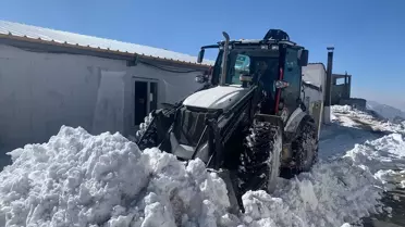 Yüksekova'da Kapanan Üs Yolu Açıldı