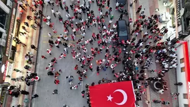 Dörtyol'da Anaokulu Öğrencileri Cumhuriyet İçin Gazete Dağıttı