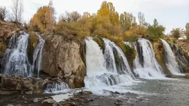 Muradiye Şelalesi Sonbaharda Ziyaretçilerini Ağırlıyor