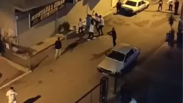 Tartıştıkları 2 kişiyle ayırmaya çalışanı dövdüler