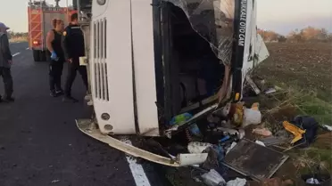 Uşak'ta Tarım İşçilerini Taşıyan Midibüs Devrildi