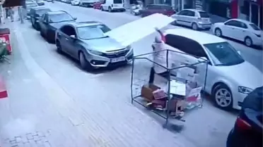 Rüzgar Tehlikesi: Düşen Çatı Parçası Kadını Son Anda Kurtardı