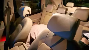 Kapısı açık aracın içine bakan hemen telefona sarıldı! Gerçek bambaşka çıktı