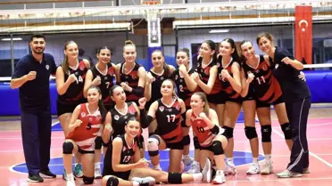 Yunusemre Belediyespor, Aliağa KZY Spor'u Set Vermeden Yenerek Üst Üste İkinci Galibiyetini Elde Etti