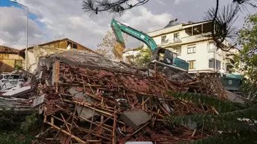Sındırgı'da Deprem Sonrası Enkaz Kaldırma Çalışmaları Başladı