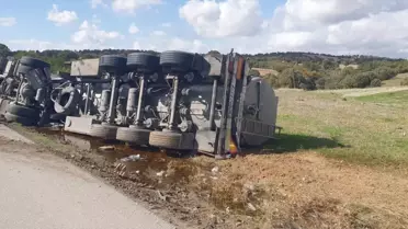 Uşak'ta Tır Devrildi, Sürücü Yaralandı