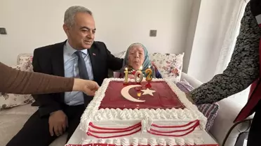 Cumhuriyet ile yaşıt Nazife nine Ay-yıldızlı pastasını üfledi