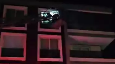 Panik ikiye katlandı! 6.1'lik depreme itfaiye merdiveninde yakalandılar