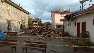Bolu'da Fırtına Minareyi Devirdi