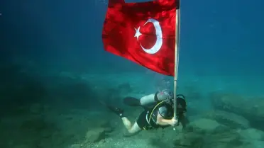 Fethiye'de Dalgıçlar Su Altında Bayrak Açtı