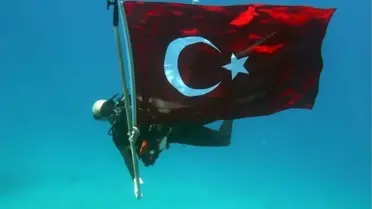 Fethiye'de Cumhuriyet Bayramı Su Altında Kutlandı