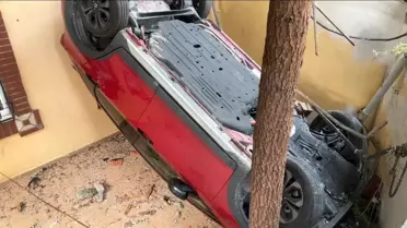 Ataşehir'de Kaza: Araç Apartmanın Bahçesine Uçtu