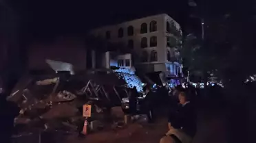 Yerlikaya, Sındırgı'daki Depremzedeleri Ziyaret Etti