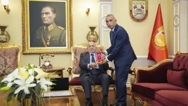 İş insanı İsmet Acar, TSK Dayanışma Vakfına 12 daire bağışladı