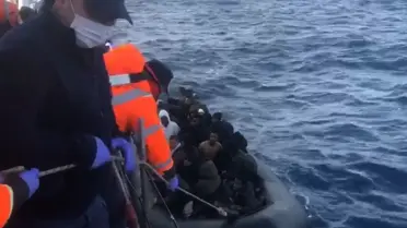 Foça açıklarında 86 düzensiz göçmen yakalandı