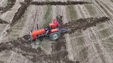 Kırklarelili çiftçi tarlasına pullukla 'Cumhuriyet 102 yaşında' yazdı