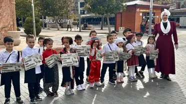 Kırşehir'de Öğrencilerden Cumhuriyet Gazetesi Dağıtımı