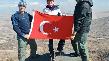 Kırşehirli dağcılar, Cumhuriyet'in 102. yılını 1823 metre yükseklikte kutladı