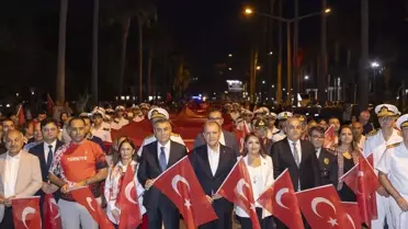 Mersin'de 102 Metre Bayrakla Yürüyüş