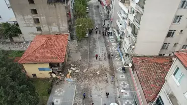 Sındırgı'da Deprem Sonrası Bina Kısmen Yıkıldı