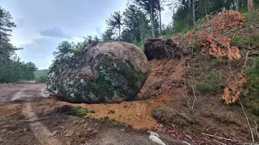 Sındırgı Depreminin Ardından Kaya Düşmesi