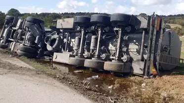 Uşak'ta Tır Kaza Yaptı, Sürücü Yaralandı