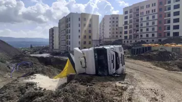 Hatay'da Kum Yüklü Kamyon Devrildi