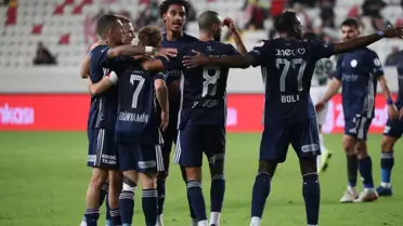 Antalyaspor, Bursaspor'u 3-0 geçerek tura yükseldi