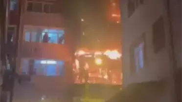 Beyoğlu'nda kız istemede patlatılan havai fişekler evi yaktı: 8 kişi dumandan etkilendi
