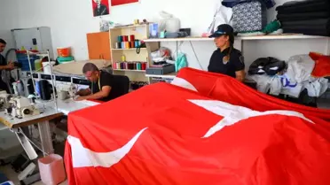 Bodrum'da Dev Türk Bayraklarının Terzisi Ali Akay'a Teşekkür Plaketi