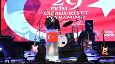 Gaziosmanpaşa'da Cumhuriyet Bayramı, fener alayı ve konserlerle kutlandı