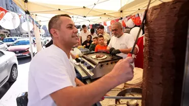 Dönerci, Cumhuriyet Bayramı'nda Çocuklara İkramda Bulundu