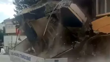 Sındırgı'da Hasarlı Bina Kendiliğinden Yıkıldı