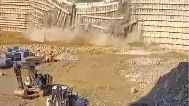 Ümraniye'de İnşaat Alanında İstinat Duvarı Yıkıldı, Yol Çöktü