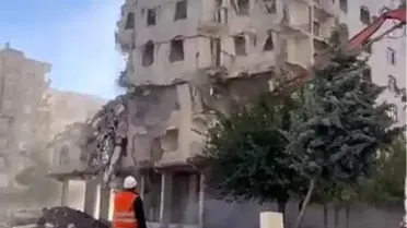 Diyarbakır'da Ağır Hasarlı Bina Yıkıldı