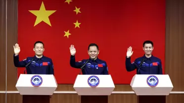 Shenzhou-21 Uzay Görevi İçin Astronotlar Basınla Buluştu