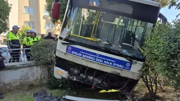 Efeler'de Midibüs Bahçe Duvarına Çarptı